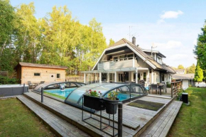 Spa villa - Pool, Jacuzzi, Bastu, BBQ & Gym in Järfälla